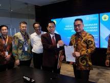 Direktur Bisnis Ritel Bank Muamalat Purnomo B. Soetadi dan Rektor Untirta Dr H Fatah Sulaiman ST MT. 