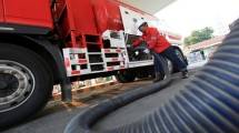 Pengisian tangki mobil BBM