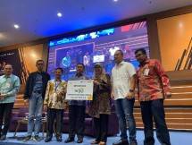 Mandiri Syariah berikan beasiswa yang diberikan secara simbolis ke Mahasiswa Unair