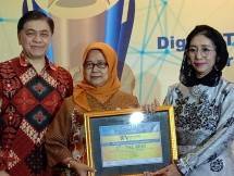 Tim Corporate Secretary dan Corporate Communication PT JIEP Raih Penghargaan Bergengsi ICCA-V-2020. Tampak Head of Secretary PT JIEP, Purwati (tengah) menerima penghargaan dari Ketua Dewan Juri ICCA V 2020 Irlisa Rachmadiana dan Pengamat dan praktisi bisnis, Roy Sembel