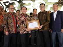 Direktur Strategic Portfolio Telkom Achmad Sugiarto (kedua dari kiri) saat menerima predikat Telkom sebagai Industry Leader dalam ajang BUMN Performance Excellence Award 2020