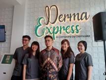 Inilah Para Dokter Ahli Kecantikan, berfoto bersama dalam Grand Opening Klinik Derma Express di Utan Kayu Jakarta Timur, Kamis (5/3/2020).