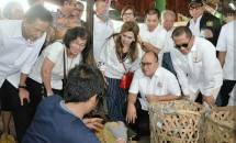 Ketum Kadin Rosan P Roeslani dan anggota kadin tinjau pasar keramat jati