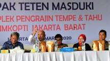 Menteri koperasi dan UKM Teten Masduki saat mengunjungi komplek pengrajin tempe dan tahu yang tergabung dalam Primkopti Jakarta Barat