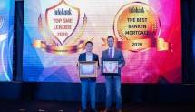 Presiden Direktur Amar Bank Vishal Tulsian (Kiri) menerima penghargaan dari Majalah Infobank 