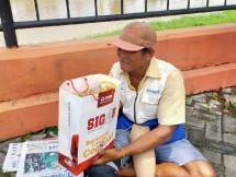 Pembagian bingkisan terhadap orang miskin