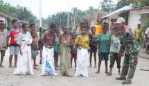 Prajurit TNI Hibur Anak-Anak di Pedalaman Papua