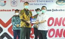 Dirut PT Jababeka Infrastrutur Tjahjadi Rahardja Menyerahkan Bantuan Donasi Jababeka dan Tenant kepada Pemkab Bekasi