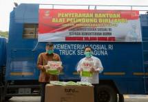 Penyerahan Bantuan Alat Pelindung Diri (APD) Untuk Penanganan Covid-19