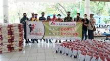 Prosesi secara simbolis penyerahan bantuan paket sembako oleh PT Moderland Realty Tbk