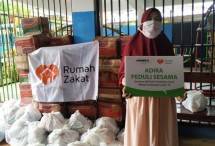  Adira Insurance Syariah Bagikan Paket Sembako 