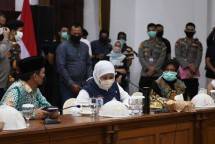 Gubernur Jawa Timur Khofifah Indar Parawansa menggelar pertemuan tertutup di Gedung Negara Grahadi Surabaya, Minggu (19/4/2020) sore.Foto kumparan)