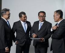 Kinerja Positif PT Jasa Armada Indonesia Tbk (IPCM). (Dari kiri ke kanan) Direktur Keuangan dan SDM, Rizki P. Hasan; Direktur Komersial dan Operasi, Herman Susilo; Direktur Utama, Chiefy Adi Kusmargono; Direktur Armada dan Teknik, Supardi tengah berbincang mengenai laporan keuangan PT Jasa Armada Indonesia Tbk (IPCM) pada Triwulan I 2020 di Jakarta, 27 April.