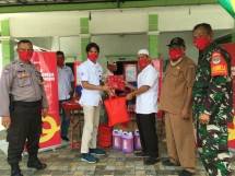 Radita Wicaksana, Corporate Affairs Executive Coca-Cola Amatil Indonesia Melakukan Serah Terima Bantuan di Lingkungan Sekitar Pabrik CCAI Kabupaten Bekasi