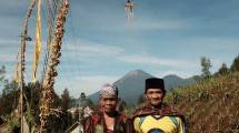 Wow! Masyarakat Desa Argosari Suka Makan Semen?