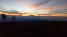 Serunya Berburu Sunrise di Puncak B-29, Lumajang