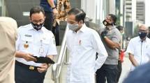 Presiden berbincang dengan Gubernur DKI Jakarta usai meninjau Kesiapan Penerapan Prosedur Standar&nbsp;New Normal&nbsp;pada Sarana Publik di MRT Bundaran Hotel Indonesia (Foto: Setkab)