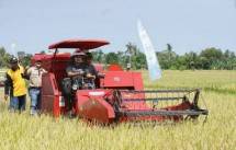 Petani sedang membajak sawah dengan tractors (Doc: Kementan)