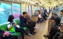 Iluatrasi main HP di kereta (ist) 