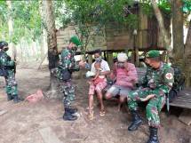 Prajurit Satgas Yonif 125/Simbisa Bagikan Masker dan Pakaian