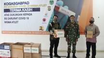 Penyerahan bantuan obat-obatan dari Dexa Group untuk tenaga medis RSD Wisma Atlet
