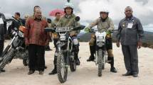 Presiden Jokowi mengendari motor trail menyusuri jalan Trans Papua, di Wamena, Rabu (10/5) siang. (Foto: Setkab/Jay)