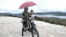 Presiden Jokowi mengendari motor trail menyusuri jalan Trans Papua, di Wamena, Rabu (10/5) siang. (Foto: Setkab/Jay)
