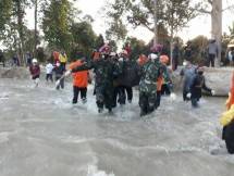 Tim Sar Marinir Yonmarhanlan VI Evakuasi Korban Banjir Bandang di Luwu Utara