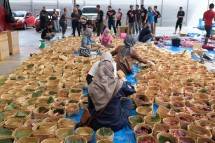 Paket daging hewan Kurban yang penyembelihan dan pendistribusiannya mengikuti protokol cofid 19 dilakukan oleh pengusaha Juragan 99, Gilang Widya Purnama di Malang 