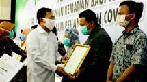 Menkes Terawan serahkan bantuan kepada keluarga nakes yang gugur di jatim