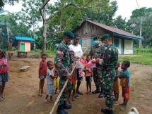 Satgas 754 Kostrad Bagikan Bendera di Emete Tingkatkan RasaNasionalisme