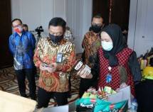 Direktur Utama Telkom Ririek Adriansyah (kedua dari kiri) bersama Direktur Strategic Portfolio Budi Setyawan Wijaya (kedua dari kanan) dan Direktur Digital Business Telkom Muhamad Fajrin Rasyid