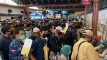 penumpang bandara Soekarno Hatta Membludak. Foto: Ayosemarang.com