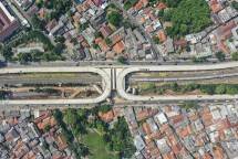 Foto aerial pembangunan jalan layang tapal kuda di kawasan Lenteng Agung, Jakarta, Rabu (5/8/2020). (ANTARA FOTO/GALIH PRADIPTA) 