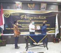 Penyerahan laporan hasil pemeriksaan BPK atas Laporan Keuangan Pemerintah Daerah tahun anggaran 2019 oleh Badan Pemeriksa Keuangan Perwakilan Provinsi Papua kepada Ketua DPRD Pak Elias Anou dan Pak Dwi Anang Karjanto dari kantor Inspektorat Dogiyai di Kantor BPKP Papua di Jayapura, Senin (24/8 2020).
