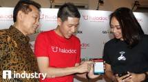 Darodjatun Sanusi - Direktur Eksekutif GP Farmasi dan Majelis Kehormatan Ikatan Apoteker Indonesia, Jonathan Sudharta - CEO dan Founder Halodoc, dan Monica Oudang - Chief of Human Resources GO-JEK.