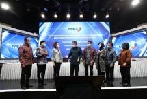 Executive Chairman MNC Group, Hary Tanoesoedibjo (keempat dari kiri), berbincang dengan para direksi dan komisaris PT Media Nusantara Citra Tbk usai Rapat Umum Pemegang Saham Tahunan dan Luar Biasa serta Public Expose Media Nusantara Citra di Jakarta, Rabu (26/08/2020). (Foto: Humas Media Nusantara Citra)