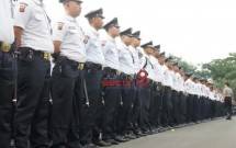 Satpam sedang mendengarkan pengarahan pimpinan (Jurnal Security)