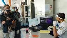 Sistem pemantauan protokol kesehatan terkait dengan pengukuran suhu badan di Stasiun Madiun, Sabtu (29/08/2020)