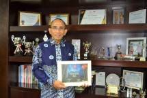 Haris Syahrudin Direktur Utama PT Elnusa Petrofin memegang penghargaan dari IDX