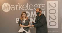 Founder MS Glow, Shandy Purnamasari menerima plakat penghargaan OMNI Marketeers of The Year 2020. 
