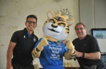 Direktur dan Pelatih PERSIB bersama Maskot PERSIB