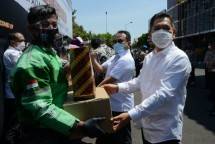 Tekan Angka Penyebaran Covid-19, Komisi III Bersama Kapolda Jatim Salurkan Ribuan Sembako dan Masker