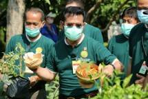 Menteri Pertanian Syahrul Yasin Limpo memetik cabai