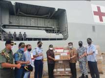 Temasek Foundation Asal Singapura Menyerahkan Bantuan Penangangan Covid-19 di Indonesia (Photo by Kemlu)