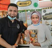 Rizal Djibran dan rekannya Nia Rahmania di depan stan Himego Fish dalam acara "Ngobrol Bareng Jurnalis" di kawasan Jakarta Pusat, sabtu (28/11)