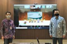 Direktur BCA Syariah Rickyadi Widjaya dan Presiden Direktur BCA Syariah John Kosasih berphoto bersama saat penandatanganan kerjasama sindikasi PLN yang disaksikan secara virtual. 