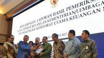 Menteri Koperasi dan UKM Puspayoga menerima Laporan Hasil Pemeriksaan LKKL ( Laporan Keuangan Kementerian Lembaga ) dengan opini, Wajar Tanpa Pengecualian (WTP) dari Ketua BPK RI Moermahadi Soerja Djanegara Gedung BPK RI. Jakarta ,Jumat (26/05/2017)