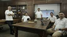 CEO PT Widodo Makmur Perkasa (WMP) - Tumiyana (kiri) beserta jajaran direksi PT Widodo Makmur Unggas Tbk (WMU).