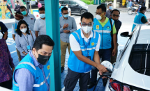 Menteri BUMN Erick Thohir Melakukan Pengecekan Sejumlah Fasilitas Stasiun Pengisian Mobil Listrik (charging station)
